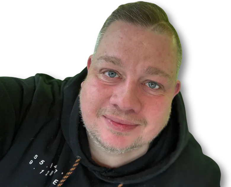 Sven Höhne, alias Svenakin Skywalker – Unternehmer, 
SEO-Experte und Blogger aus Lemgo. Porträtfoto vor 
weißem Hintergrund.